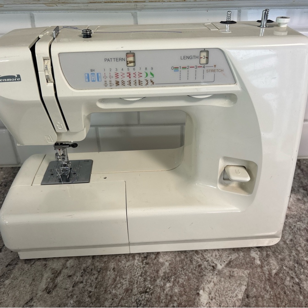 Kenmore /Janome Sewing Machine  385.12916890 W/Pedal, Extras Free Arm - Works!